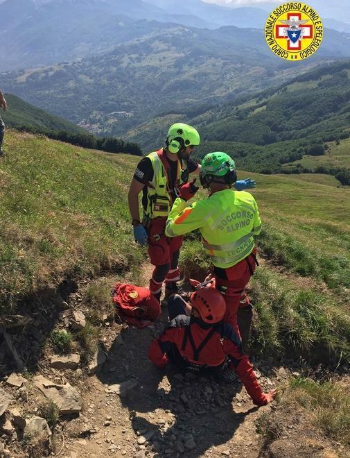 Escursionista cade e si frattura una gamba. In azione squadre Saer ...
