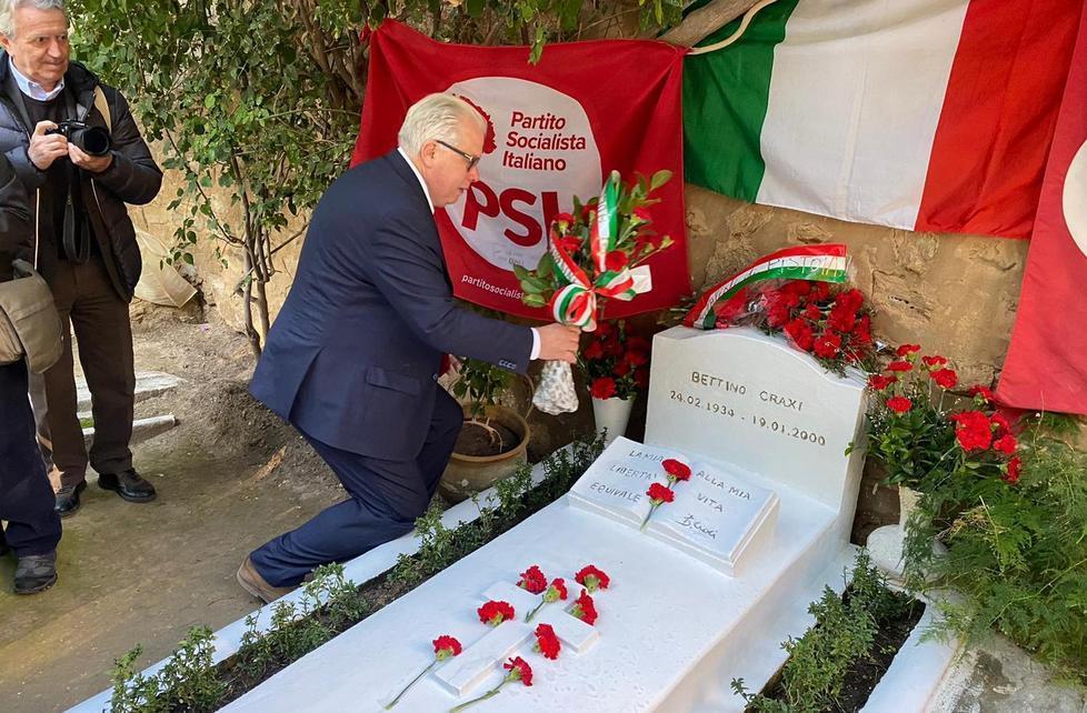 L’omaggio di Barani sulla tomba di Craxi Il Tirreno