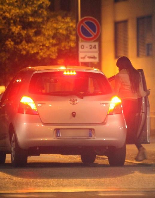 Sfruttatore violento di “lucciole” in via Emilia patteggia 2 anni e