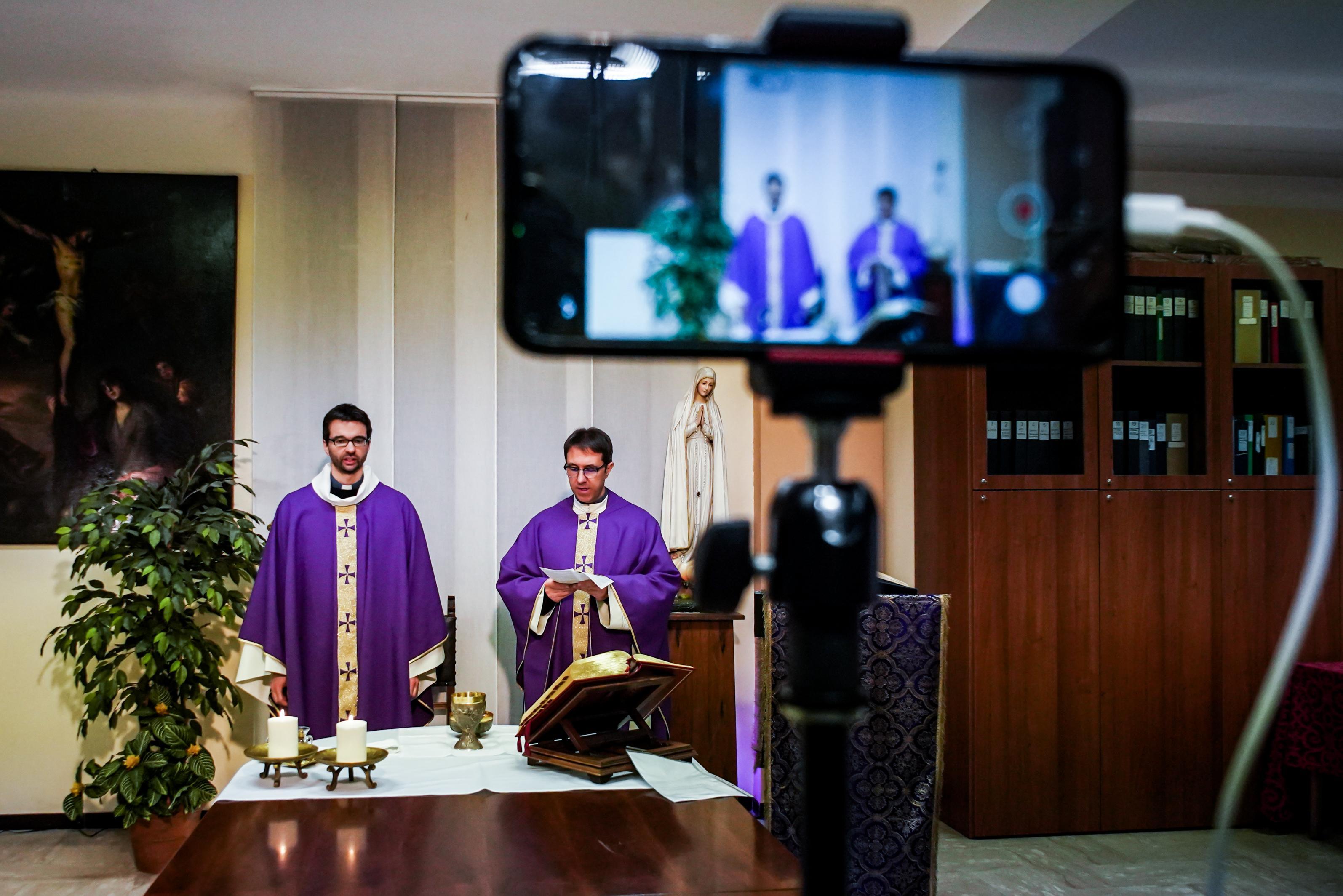 Diocesi di Modena e coronavirus Stop alle messe fino al 3 aprile, le regole per chiese, funerali Diocesi di Modena e coronavirus Stop alle messe fino al 3 aprile, le regole per chiese, funerali