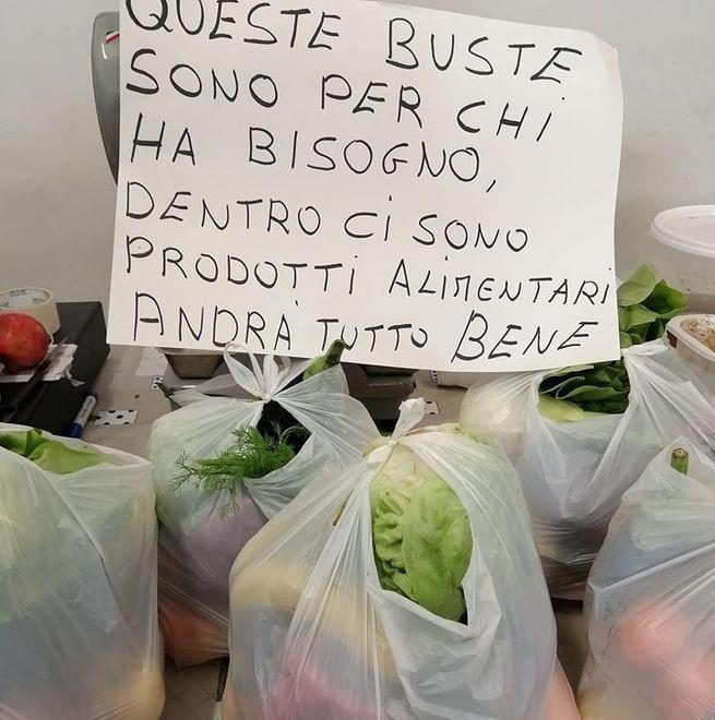 Buste piene di spesa fuori dalle botteghe Negozianti in aiuto a chi è