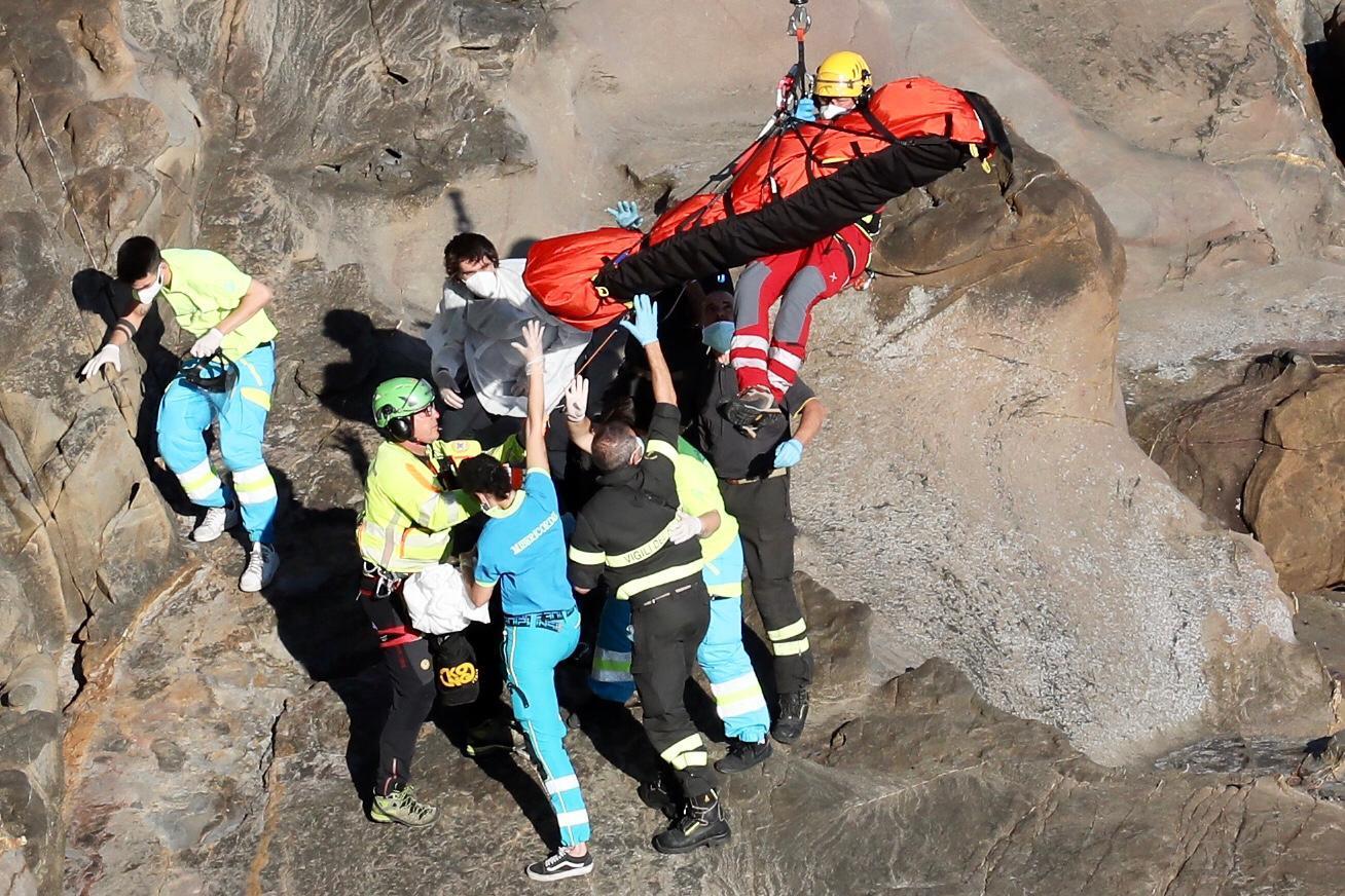 Sbatte la testa sugli scogli del Romito e finisce in mare: grave a 15 ...