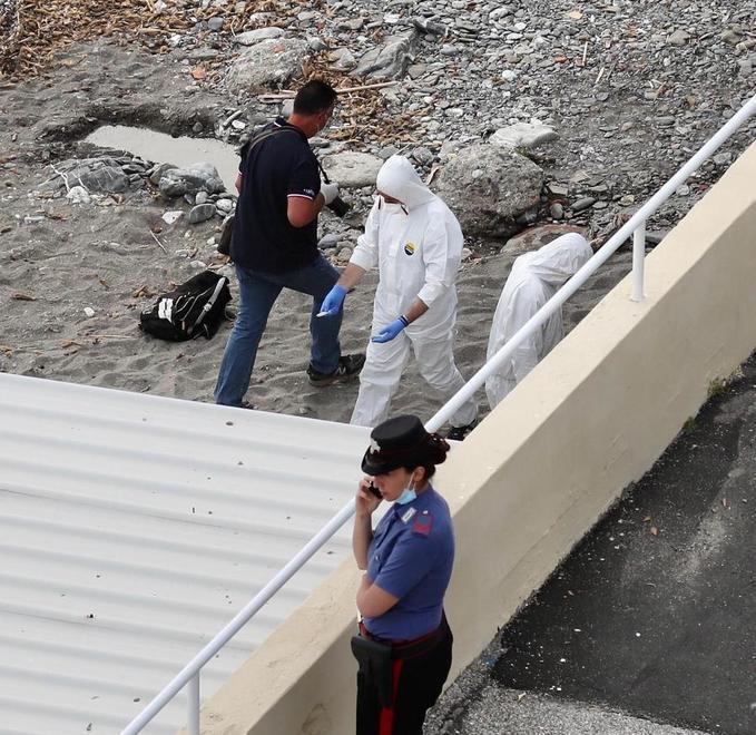Trovato morto in spiaggia 51enne livornese