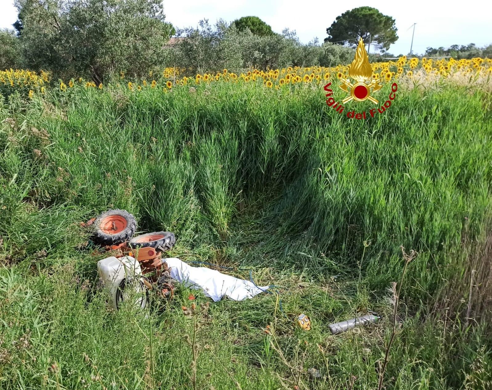 Si ribalta con il trattore e muore - Il Tirreno