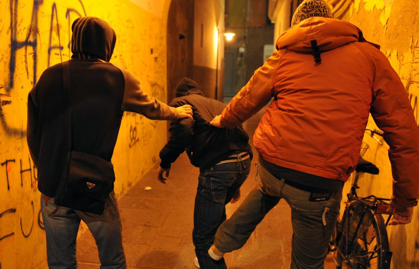 Accerchiato e rapinato dalla baby gang un arresto e due denunce Il Tirreno