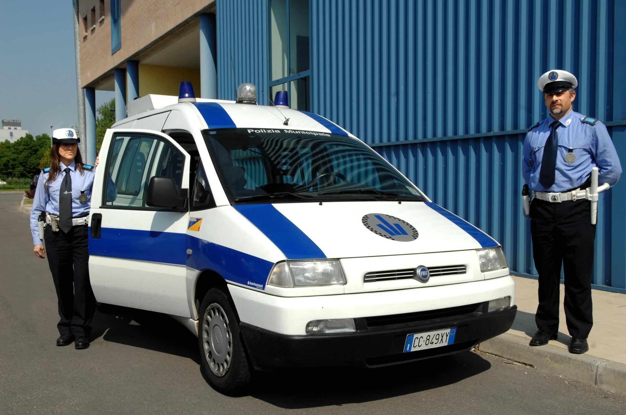 Modena, fuori strada con l'auto, via Emilia ovest chiusa per mezz'ora Gazzetta di Modena Modena, fuori strada con l'auto, via Emilia ovest chiusa per mezz'ora Gazzetta di Modena
