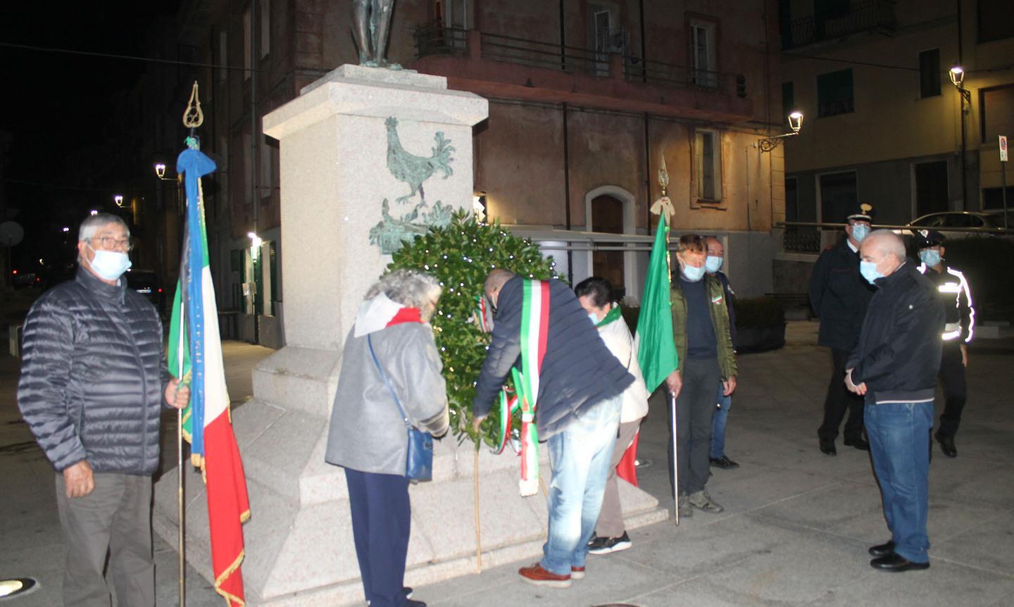 La cerimonia per i morti in guerra - La Nuova Sardegna