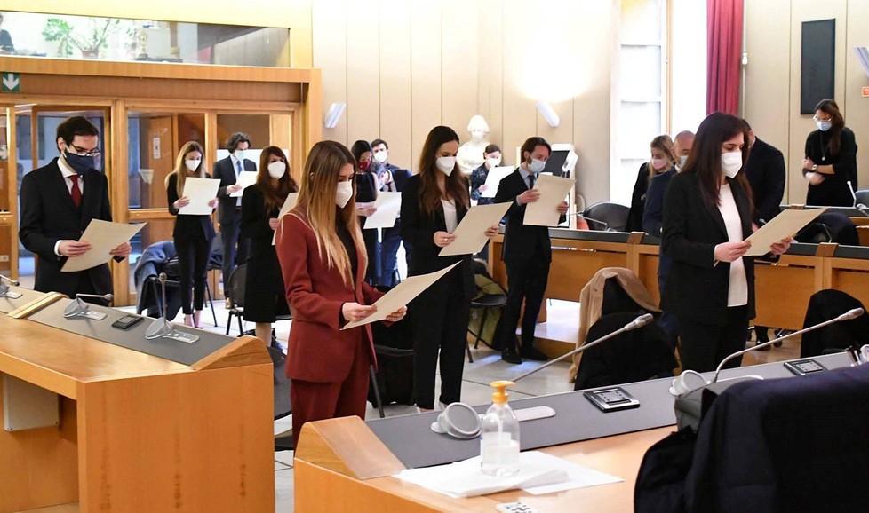 MassaCarrara, venti nuovi medici giurano a Ippocrate poi subito in trincea «Ci vuole coraggio MassaCarrara, venti nuovi medici giurano a Ippocrate poi subito in trincea «Ci vuole coraggio