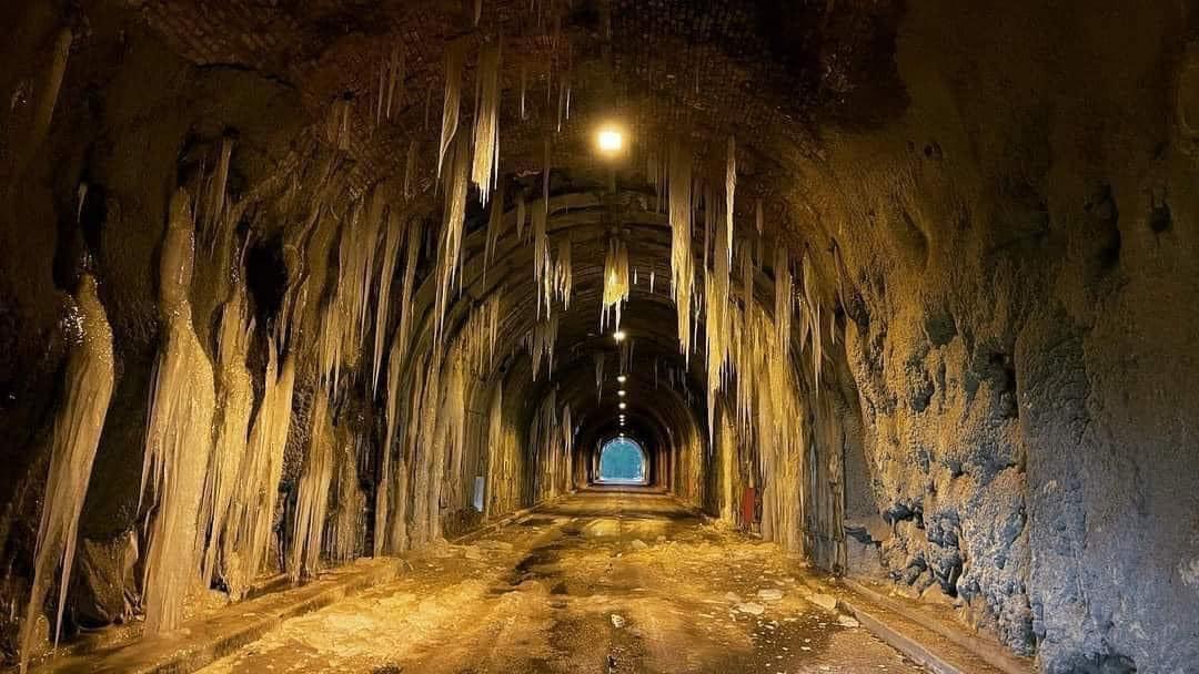 Lo spettacolo terrificante della galleria ghiacciata in Alta Versilia Il Tirreno