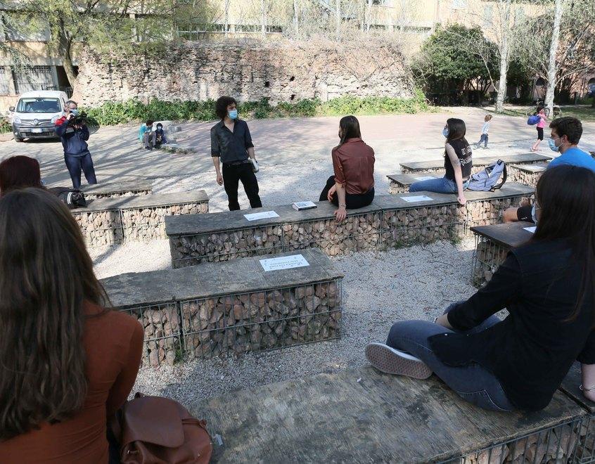 Il prof fa lezione al parco