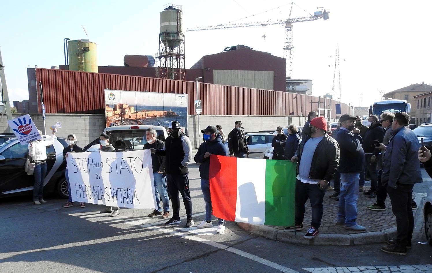 Ristoratori manifestano e bloccano per un'ora