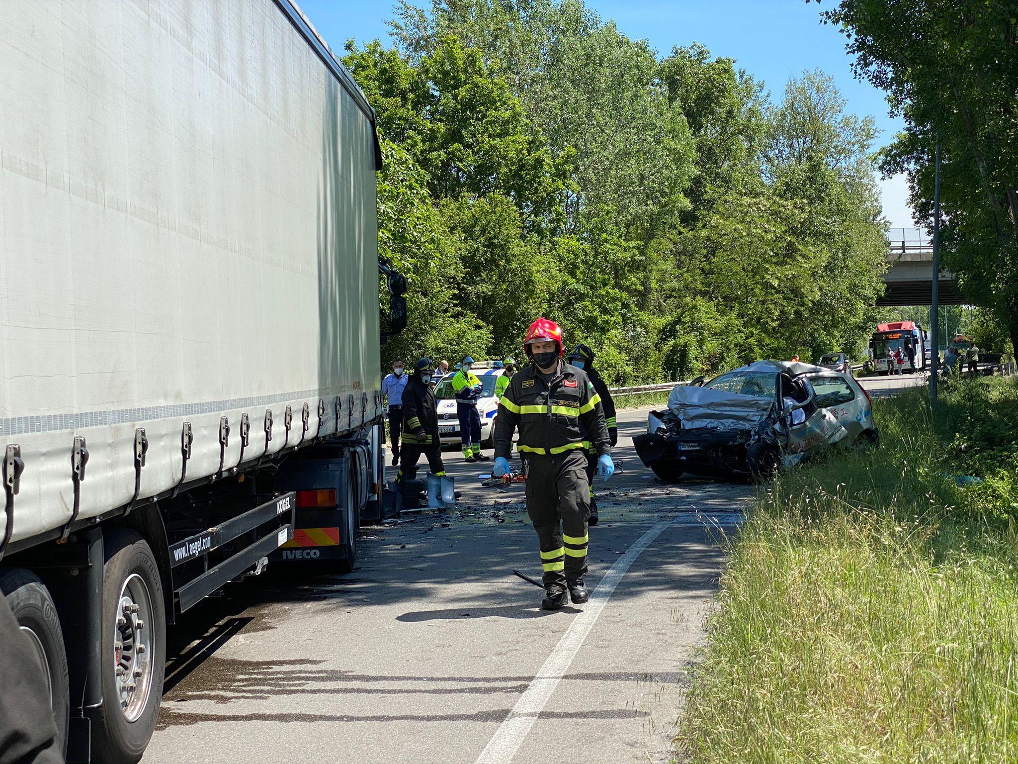 Tragico incidente fra auto e camion a San Maurizio, morto un ragazzo di ...