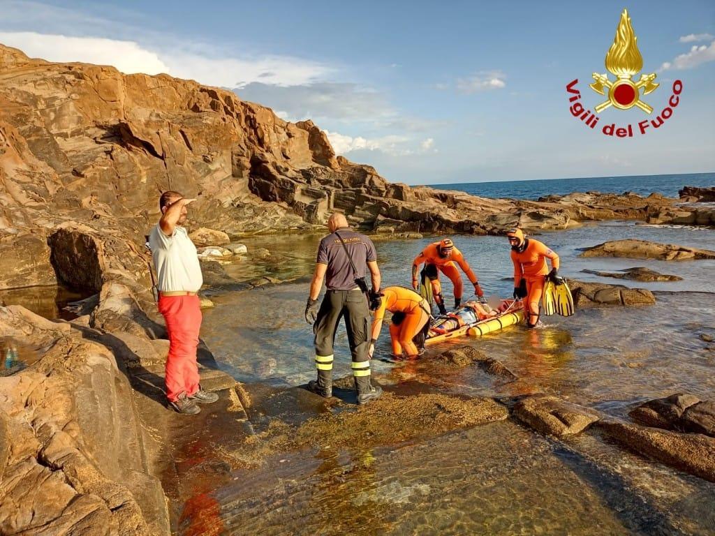 Cade sugli scogli e si frattura una caviglia: soccorso via mare - Il ...
