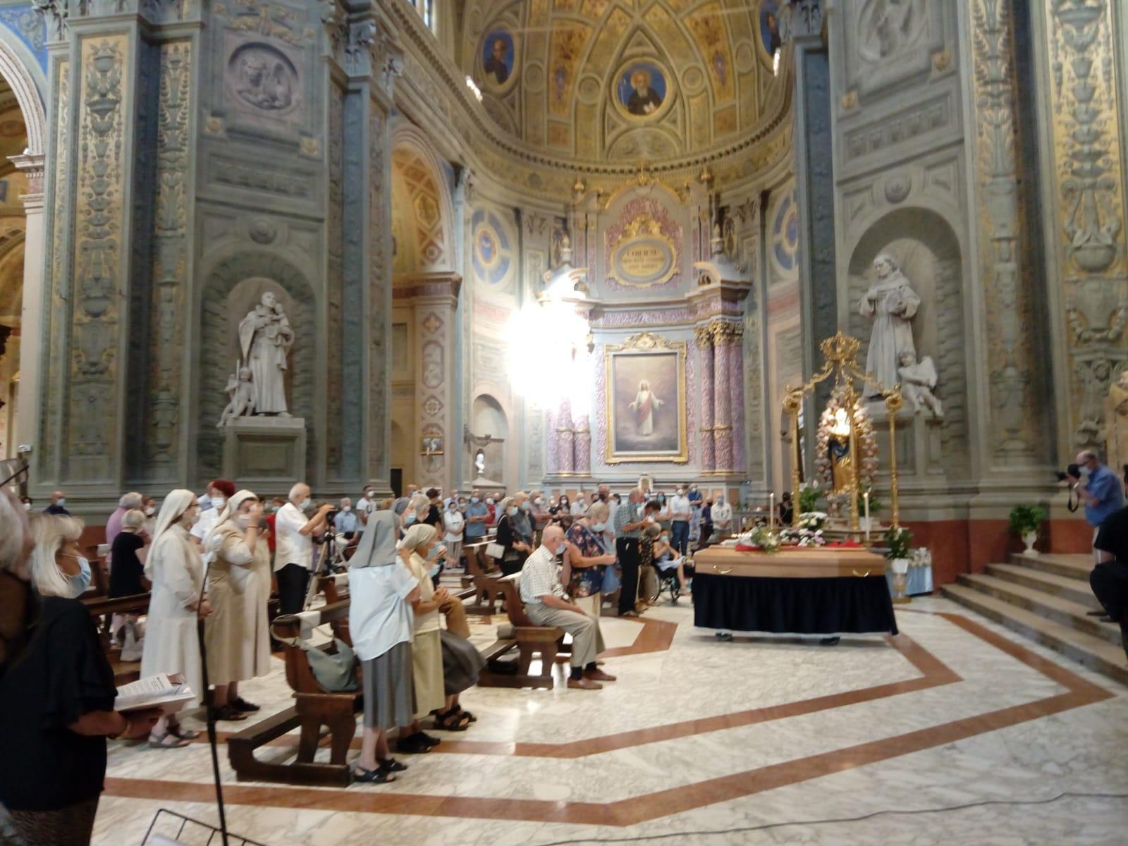 Carpi Duomo Gremito Per L addio A Don Cavazzuti Gazzetta Di Modena
