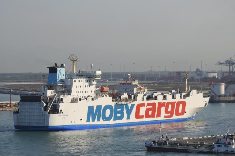 Principio d'incendio sulla nave Moby nel porto di Livorno traffico marittimo bloccato per un Principio d'incendio sulla nave Moby nel porto di Livorno traffico marittimo bloccato per un