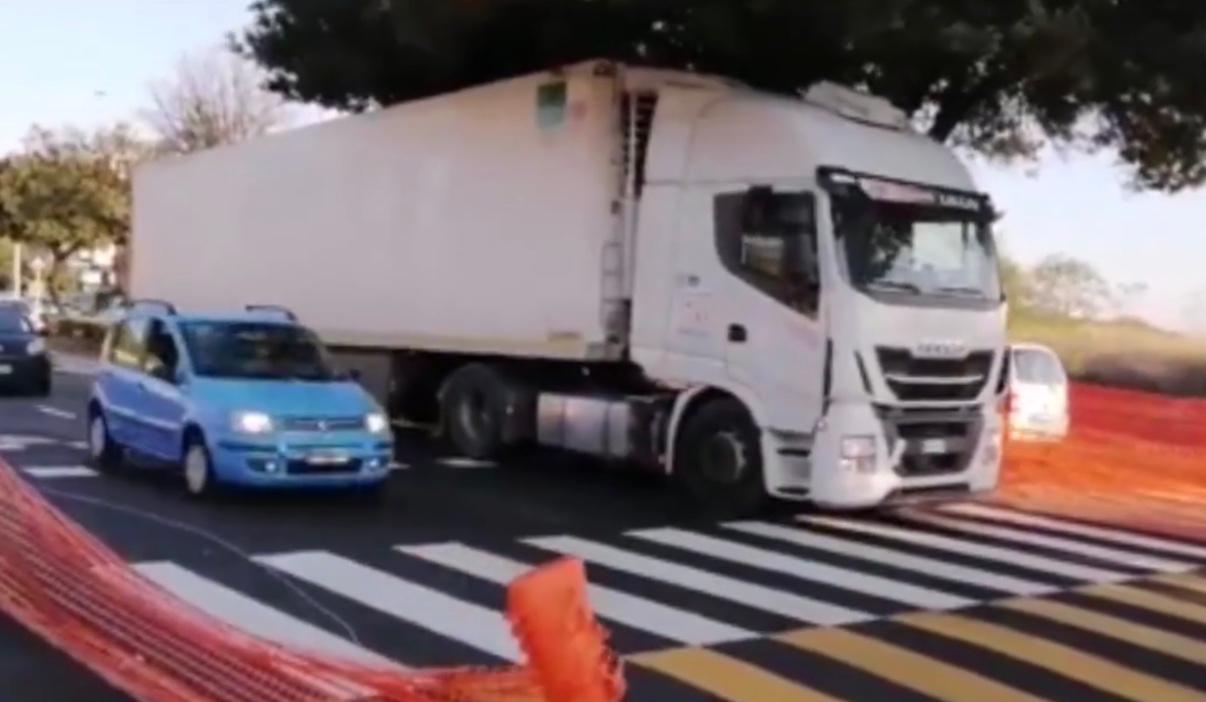 Cagliari, passaggio pedonale rialzato trappola per un tir La Nuova Sardegna