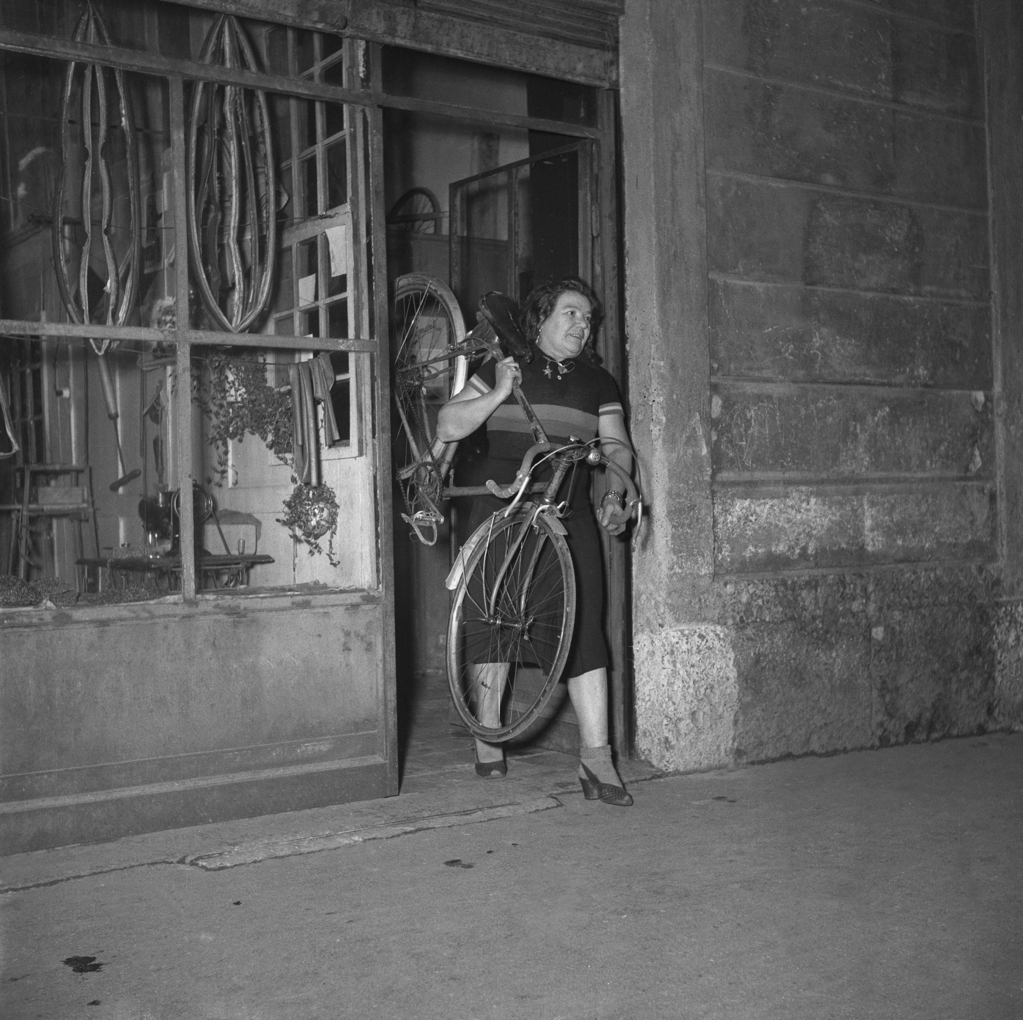 Modena La Pioniera Alfonsina Che In Sella Alla Bicicletta Ha Tirato 