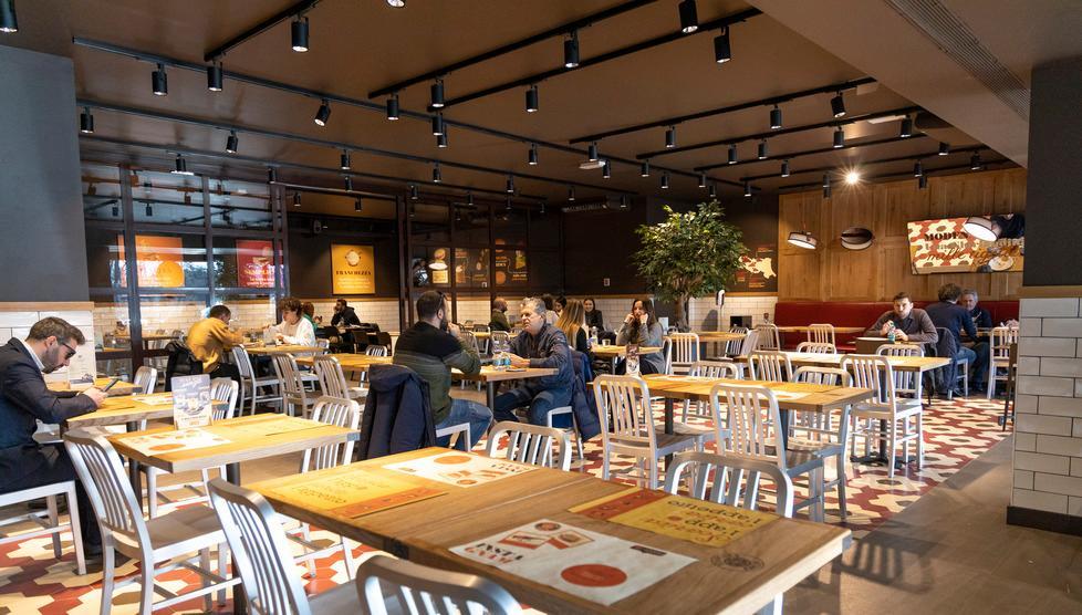 Modena, fast food e supermercati in via Emilia Ovest, ma il nodo resta il traffico Gazzetta di Modena, fast food e supermercati in via Emilia Ovest, ma il nodo resta il traffico Gazzetta di