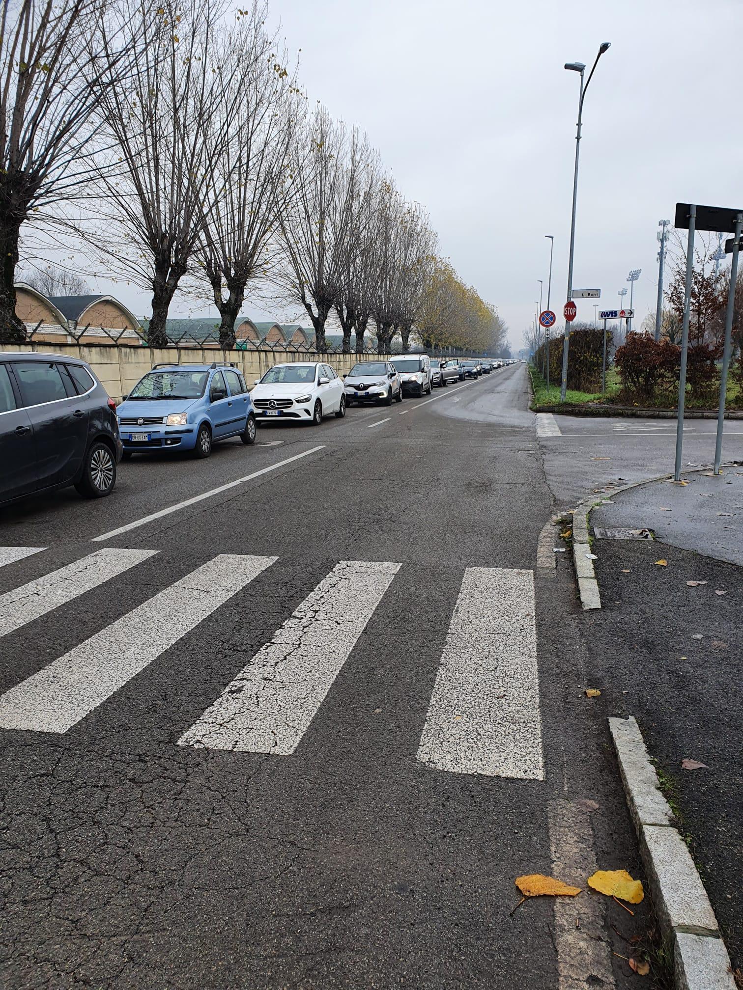 Modena, code di auto dirette all'hub vaccinale per i tamponi e la terza
