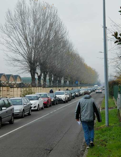 Modena, in fila per ore all’hub di via Minutara tra tamponi, vaccini e