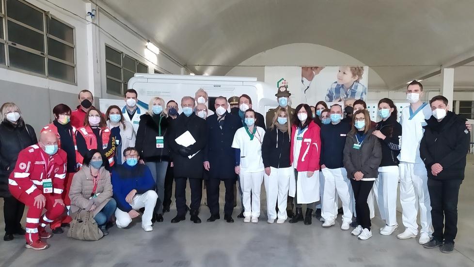 Tamponi ai vaccinati, Costa «Una strada difficile da percorrere». A Modena Centro vaccinale