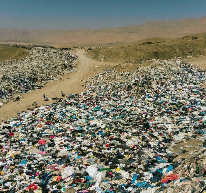 Nel deserto di Atacama in Cile la discarica dei capi fast fashion - Il ...
