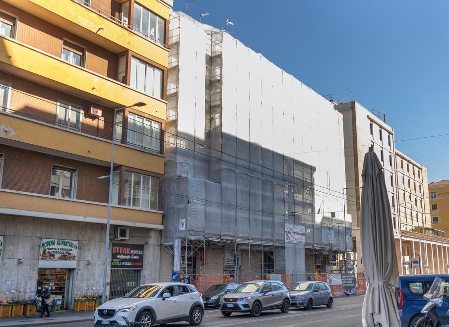 Modena, via Emilia Est ll cantiere del palazzo blocca la ciclabile «Clienti investiti all Modena, via Emilia Est ll cantiere del palazzo blocca la ciclabile «Clienti investiti all