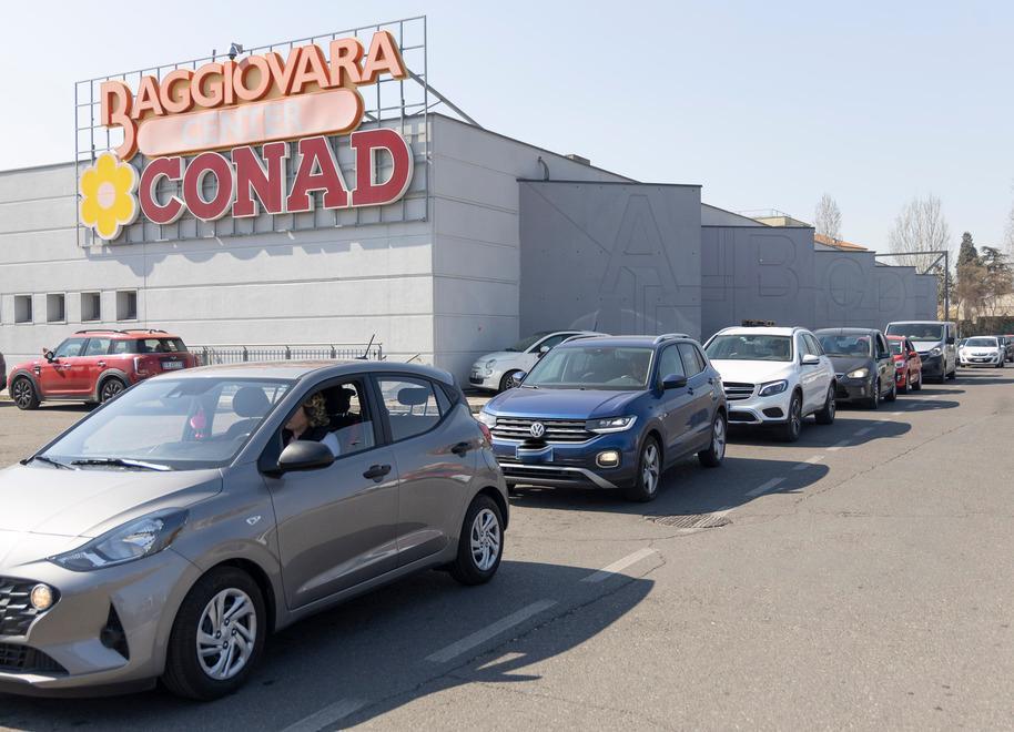 baggiovara-tutti-in-fila-per-il-pieno-al-conad-costa-poco-ne-vale