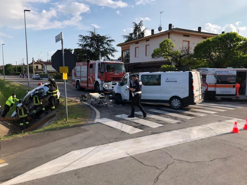 Mirandola. Incidente all’incrocio a Cividale Donna all’ospedale in