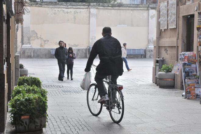elle aree pedonali possono transitare le biciclette