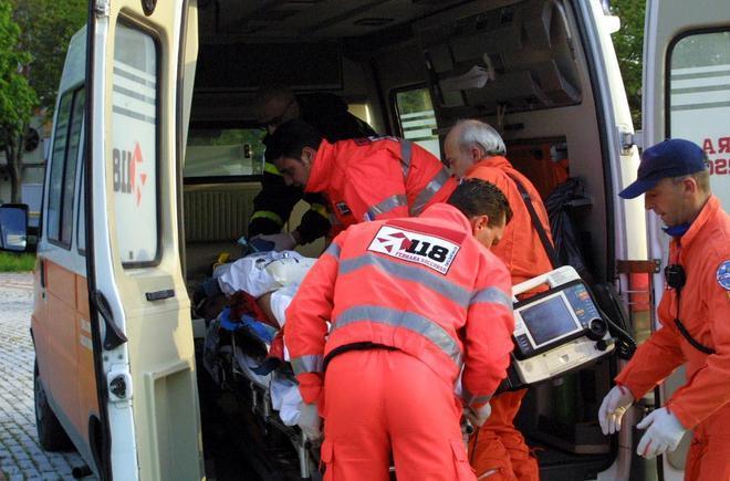 Cade Dal Tetto Di Unazienda Grave Operaio Gazzetta Di Modena