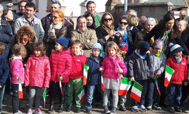 Inaugurato il monumento ai caduti - La Nuova Ferrara