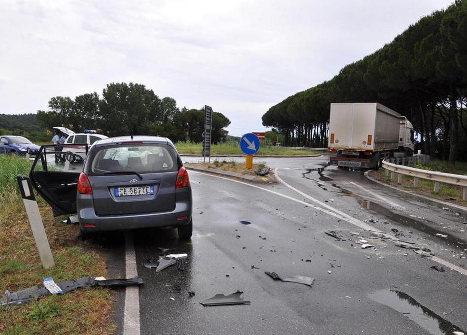Tre feriti nello scontro tra Tir e auto - Il Tirreno