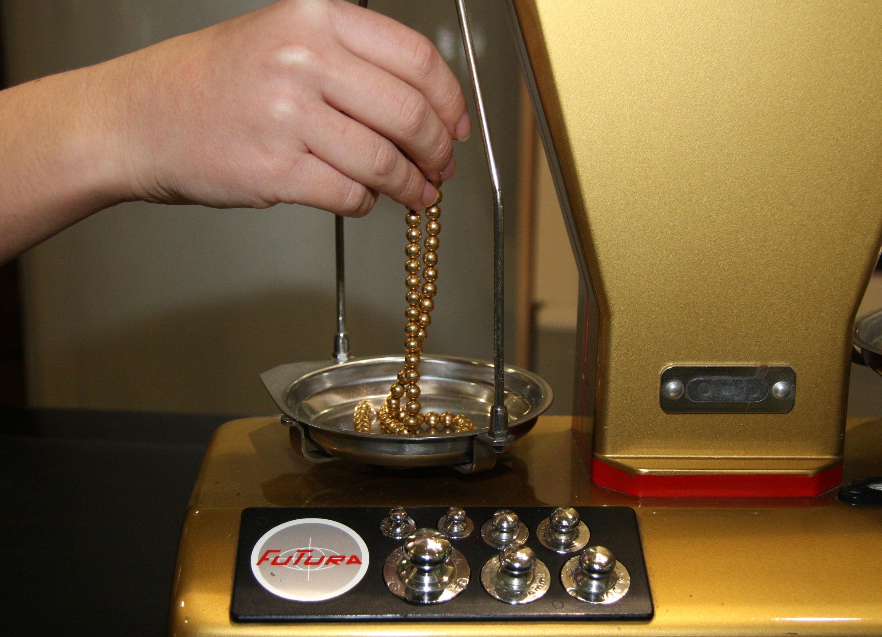 Colf ruba oro per 45mila euro alla datrice di lavoro, denunciata - Il