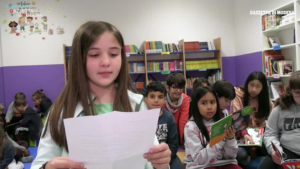 Modena, i bimbi delle elementari inaugurano la biblioteca "Liliana Segre" e cantano "Bella Ciao" per la Liberazione