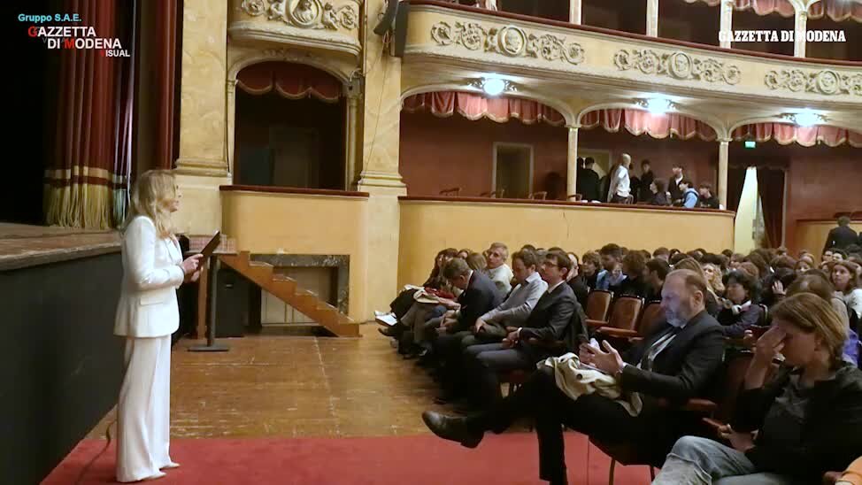 Scuola 2030, la festa al teatro Storchi di Modena con oltre 700 studenti