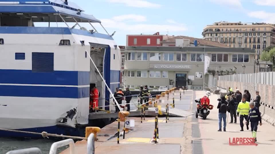 Napoli, nave contro banchina: "Lo spavento è stato forte"