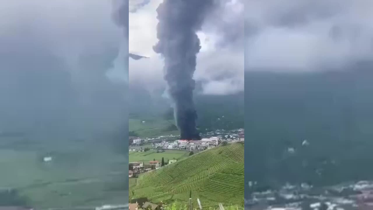 Bolzano, incendio all'Alpitronic: le fiamme e l'impressionante colonna di fumo