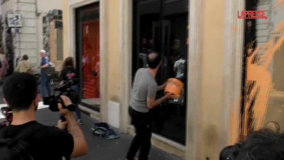 Blitz di Ultima Generazione a Roma, addetto alla sicurezza di un negozio prende a calci un attivista
