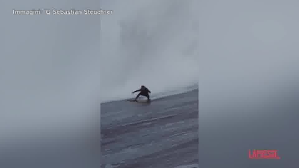 Surf, Sebastian Steudtner cavalca l'onda più grande di sempre: le immagini