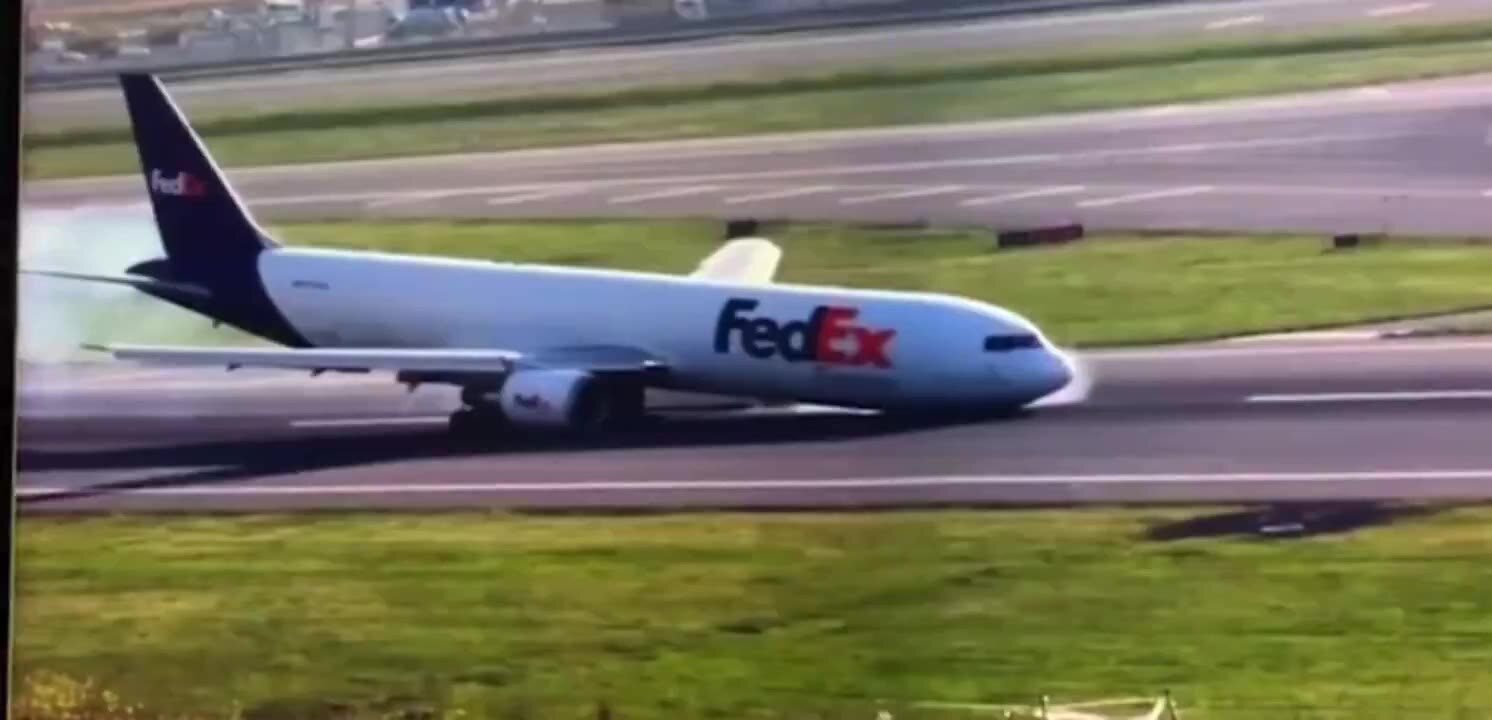 Il Boeing 767 effettua un atterraggio di emergenza senza il carrello anteriore