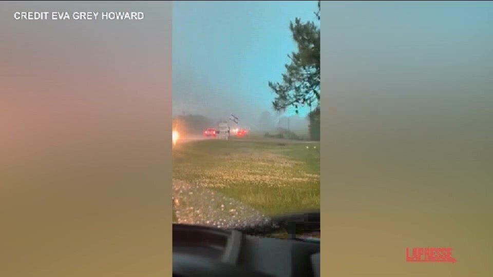 La furia del tornado in Tennessee, le immagini riprese da una coppia in auto