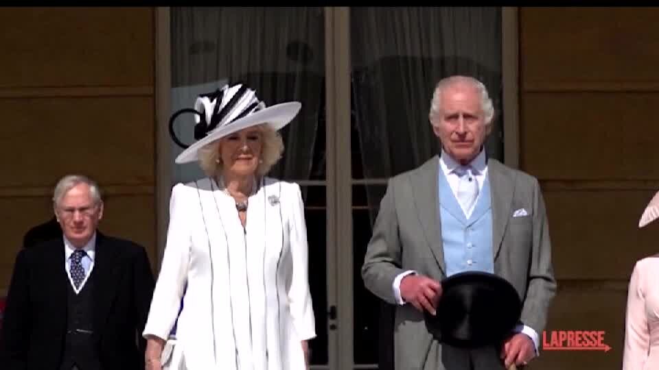 Re Carlo ospita una festa in giardino a Buckingham Palace: non c'è Harry, anche lui a Londra