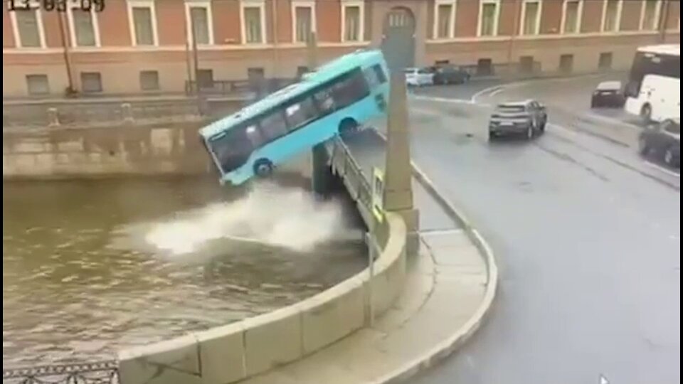 Autobus fuori controllo finisce nel fiume: morti e feriti