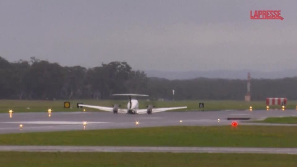 Australia, aereo si trova senza carrello: l'atterraggio d'emergenza è perfetto