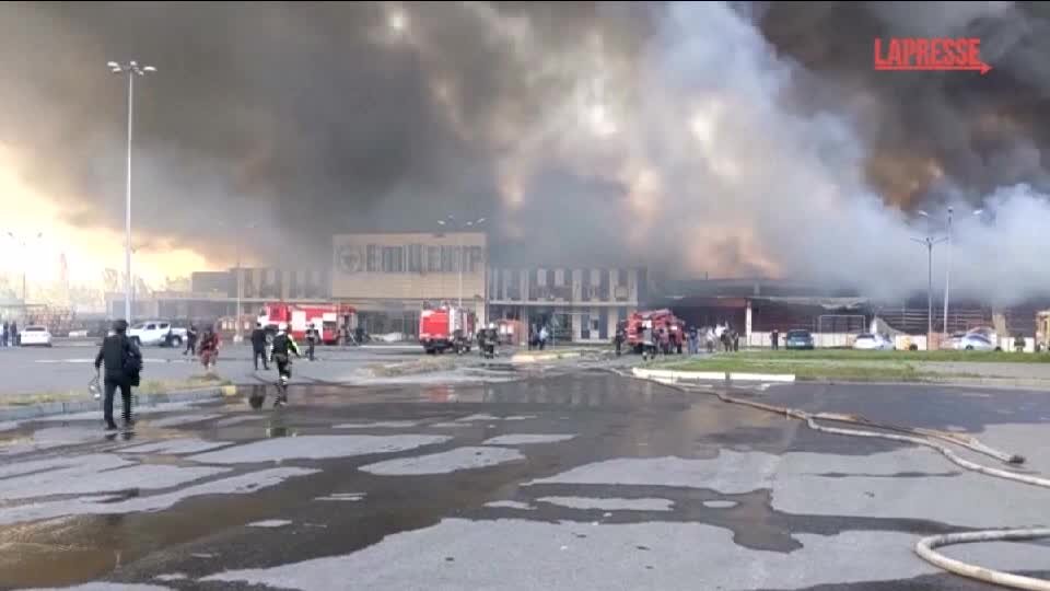 Ucraina, raid russo su ipermercato di Kharkiv: si aggrava il bilancio delle vittime
