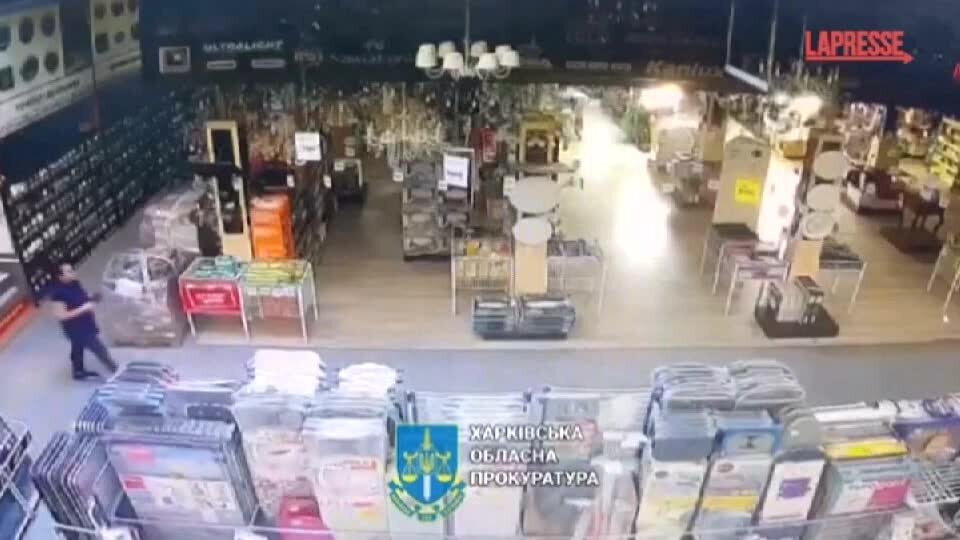 Ucraina, negozio colpito a Kharkiv: il momento dell'attacco nelle telecamere di sorveglianza