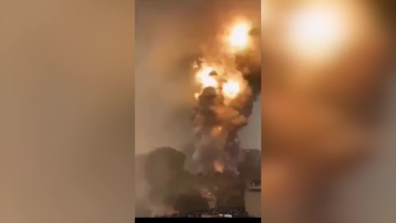 Incendio in una fabbrica di fuochi d'artificio: le immagini