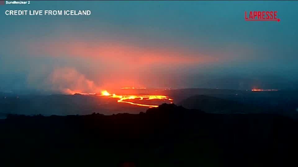 Eruzione vulcano Islanda, il cielo si colora di arancione
