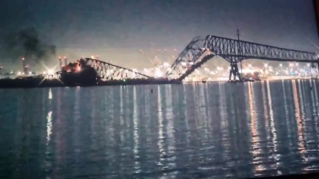 Baltimora, ponte collassa dopo l'urto di una nave cargo: persone e veicoli in acqua